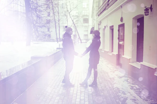 Jeune couple marchant dans la ville — Photo