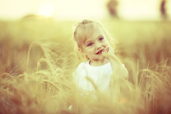 Kleines weibliches Kind auf einem Feld — Stockfoto