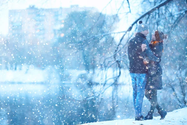 Homme et femme dans un parc de la ville — Photo