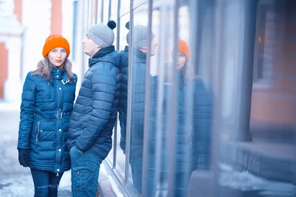 Пара прогуливаясь по улицам Москвы — стоковое фото