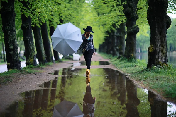 Frau läuft auf Straße — Stockfoto