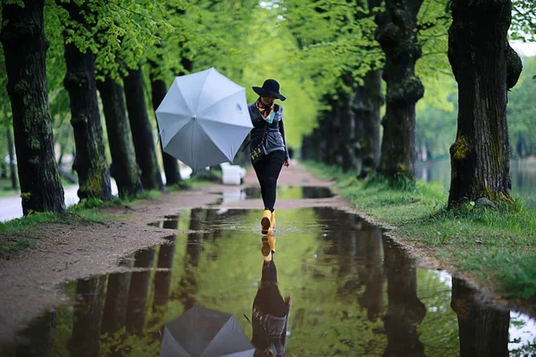 Woman walking on street — Stock Photo, Image