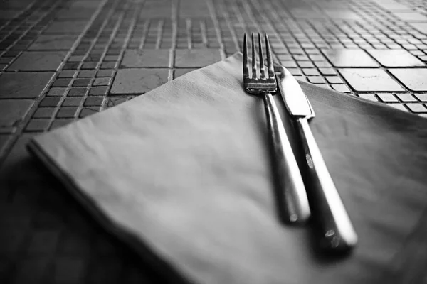 Table cutlery setting in restaurant — Stock Photo, Image