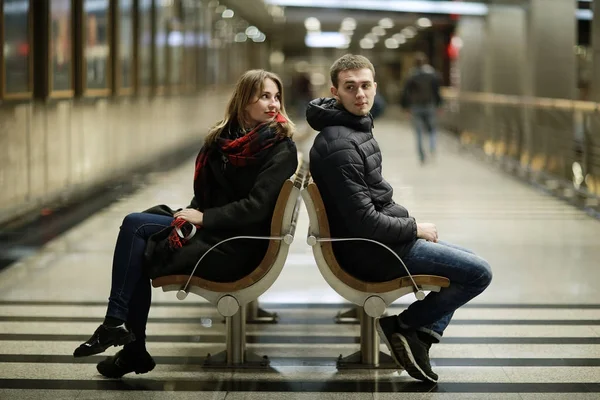 夫妻俩坐在长椅上 — 图库照片