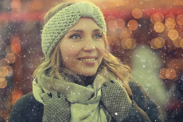 Mooi meisje lopen in de winter stad — Stockfoto