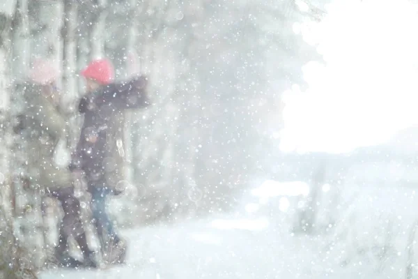 Jeunes femmes dans le parc d'hiver — Photo