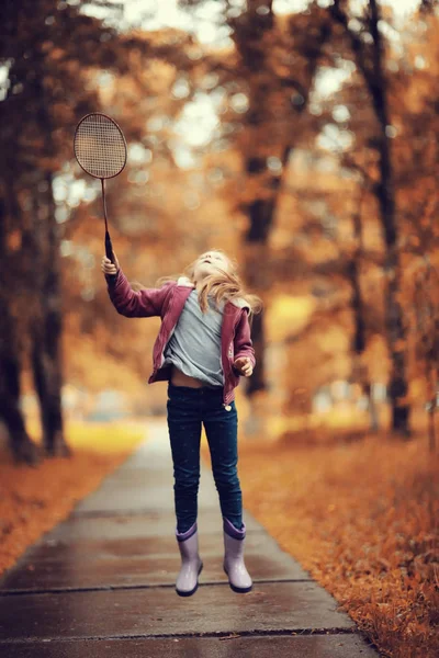 Girl playing badminton in the park — Stock Photo, Image