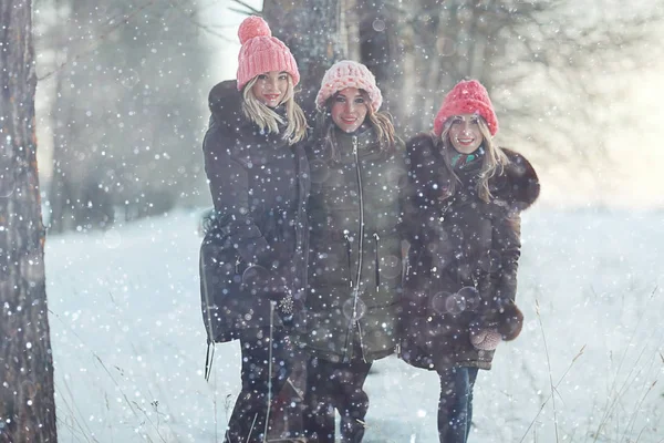 Γυναίκες που διασκεδάζουν το χειμώνα — Φωτογραφία Αρχείου