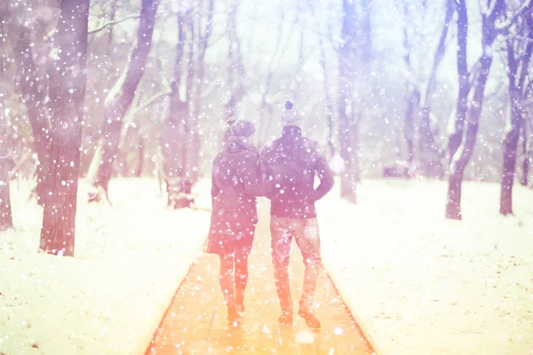 Couple amoureux dans la ville de printemps — Photo