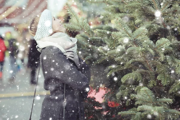 Mujer rubia comprando regalos de Navidad —  Fotos de Stock