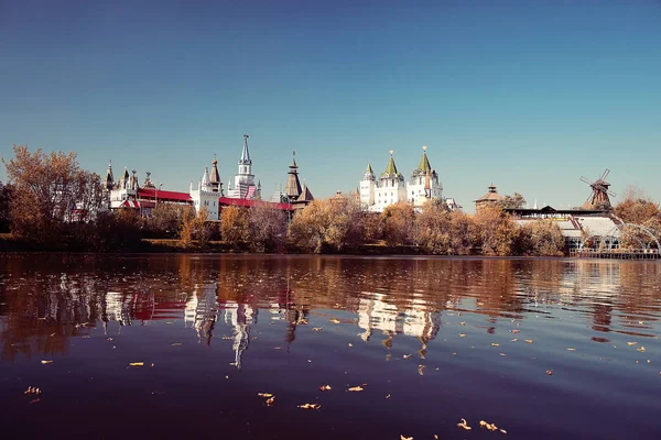 Eglise au bord de la rivière en automne — Photo