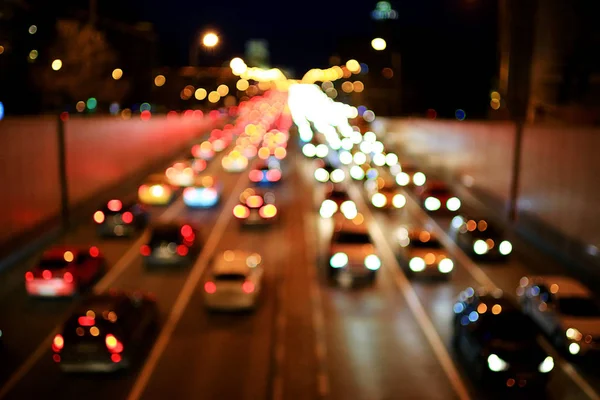 Traffico stradale cittadino notturno — Foto Stock