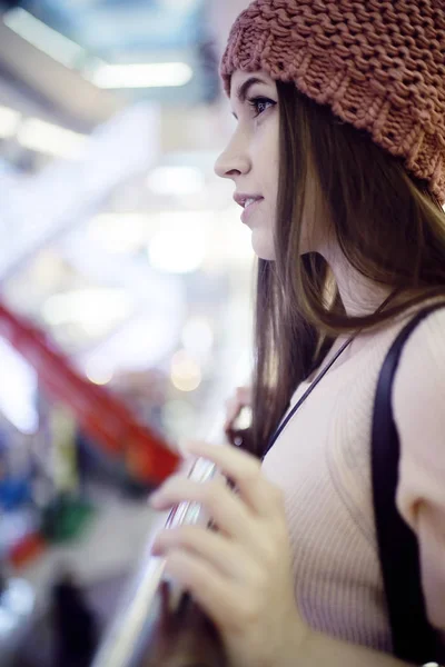 Chica caminando en el centro comercial — Foto de Stock