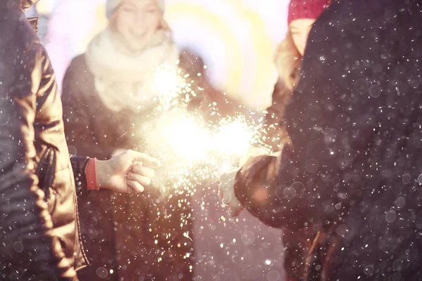 Young people at city street with sparklers — Stock Photo, Image