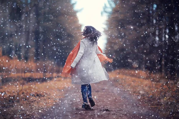 Giovane donna nel parco autunnale — Foto Stock