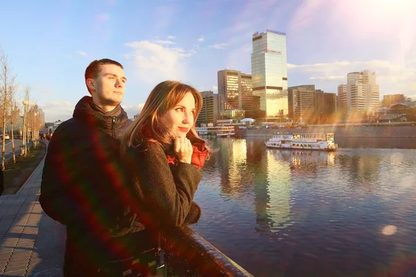 Man and woman in a city park — Stock Photo, Image