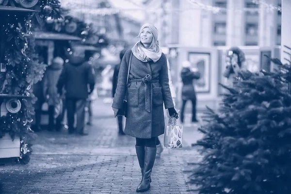 Woman in winter clothes — Stock Photo, Image