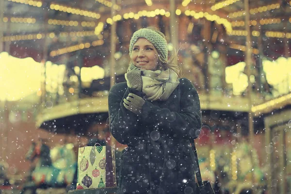 Donna bionda che compra regali di Natale — Foto Stock