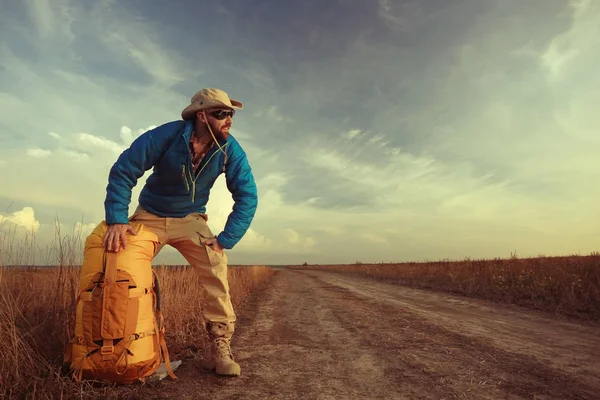 Hombre viajero senderismo con mochila — Foto de Stock
