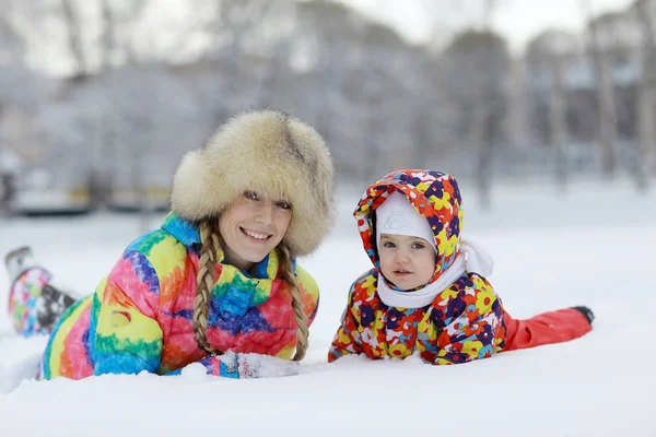 Dziecko i matka zabawy zimą — Zdjęcie stockowe