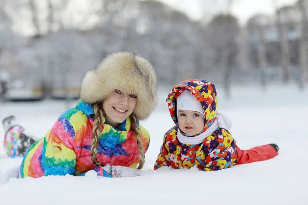 Criança e mãe se divertindo no inverno — Fotografia de Stock