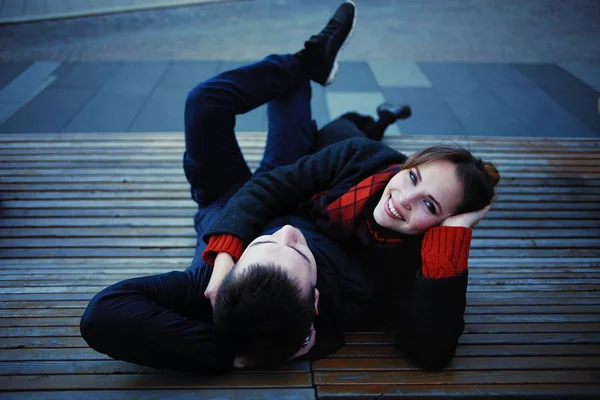 Casal sentado em um banco — Fotografia de Stock