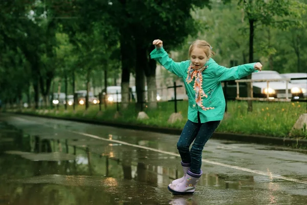 Menina correndo no outono Parque — Fotografia de Stock