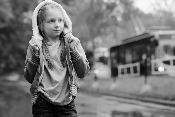 Дівчина в куртці на відкритому повітрі — стокове фото