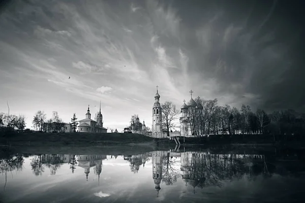 Kerk op de riverside op herfst — Stockfoto