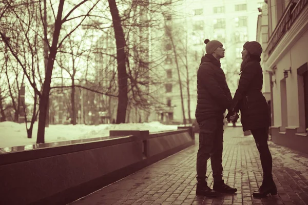 Lovers walking in the city streets — Stock Photo, Image