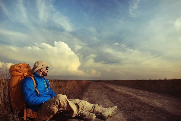 Hombre viajero en la vida silvestre en otoño —  Fotos de Stock