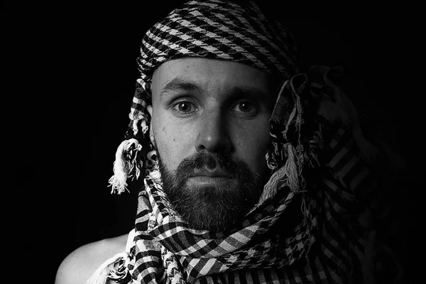 Бородатый мужчина в хиджабе — стоковое фото