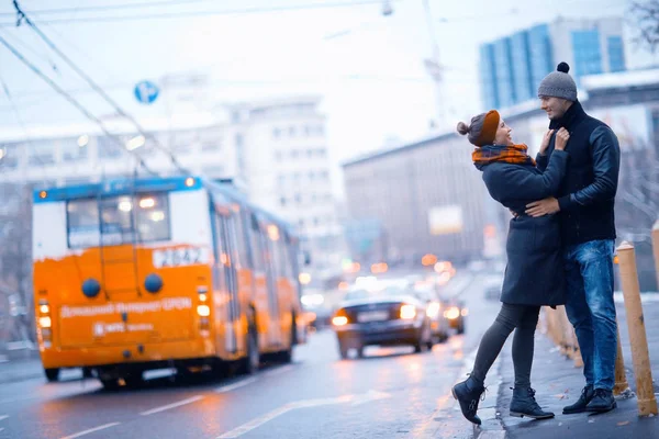 Joven pareja caminando en la ciudad — Foto de Stock
