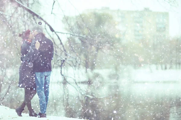 Homme et femme dans un parc de la ville — Photo