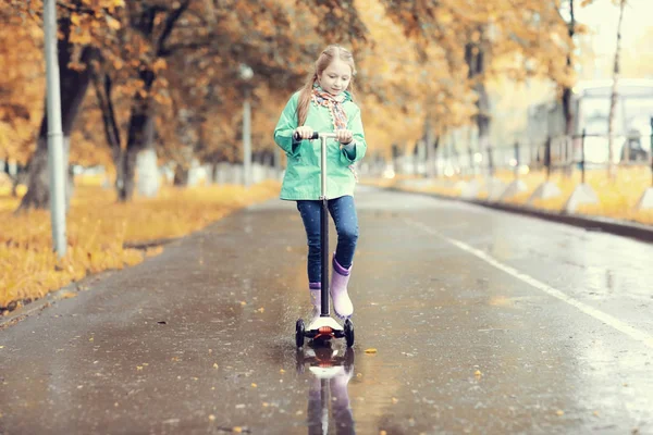 Ragazza che indossa una giacca all'aperto — Foto Stock