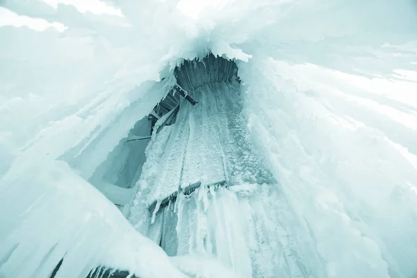 Construção coberta de gelo — Fotografia de Stock