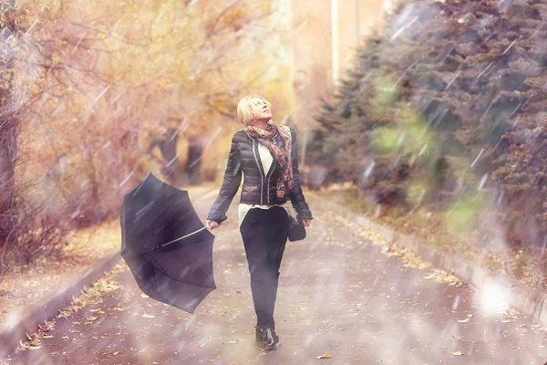 Mulher com guarda-chuva no parque de outono — Fotografia de Stock