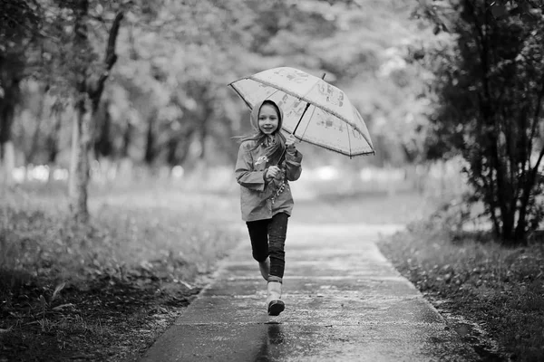 Meisje, wandelen in de herfst park — Stockfoto