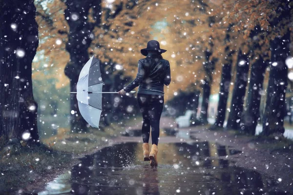 Kobieta z parasolem, chodzenie po deszczu — Zdjęcie stockowe