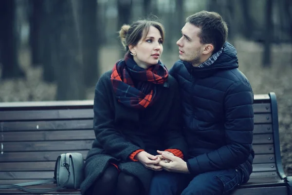 Paar sitzt auf einer Bank — Stockfoto