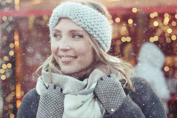 Mooi meisje lopen in de winter stad — Stockfoto