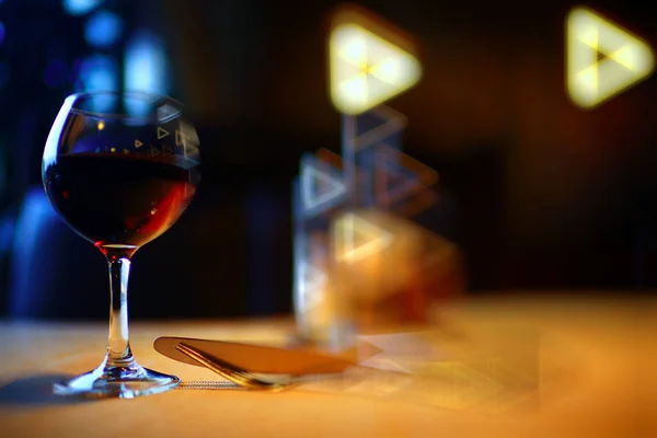 Az asztalra üveg ital — Stock Fotó