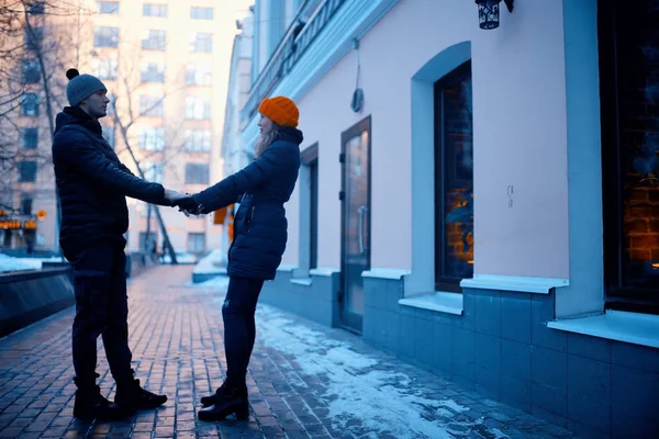 Casal amoroso andando na cidade — Fotografia de Stock