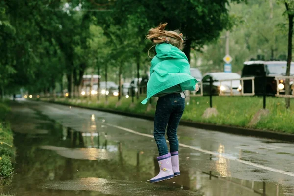 Menina jogando sob chuva primavera — Fotografia de Stock
