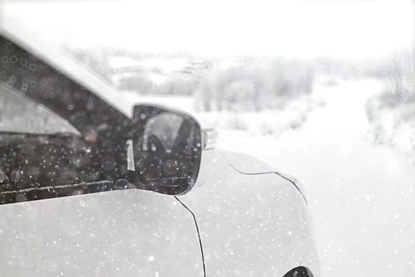 Автомобиль при сильном снегопаде зимой — стоковое фото