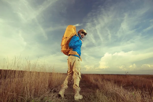 Randonnée pédestre homme avec sac à dos — Photo