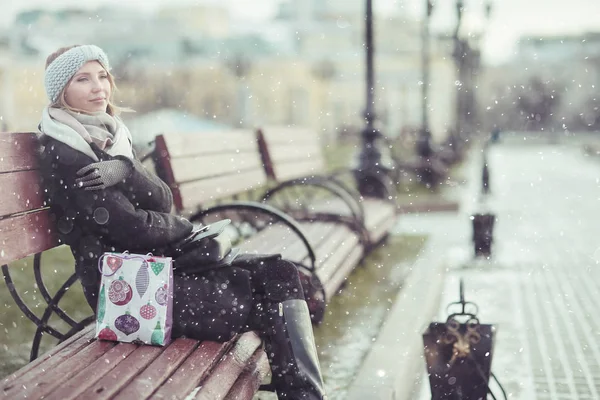 Mädchen auf einem Winterspaziergang in der Stadt — Stockfoto