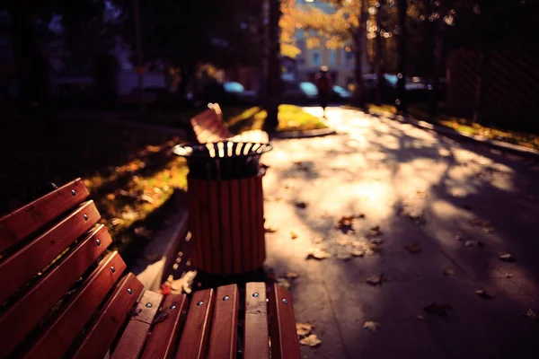 Banco no parque de outono — Fotografia de Stock