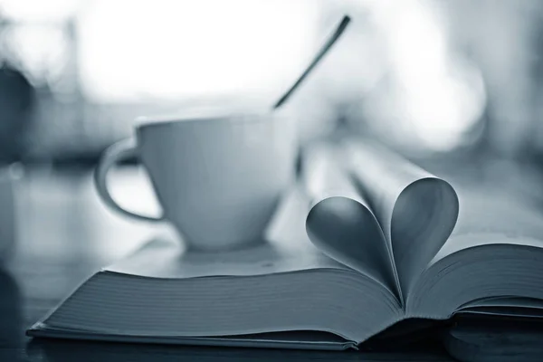 Coeur de pages de livre — Photo