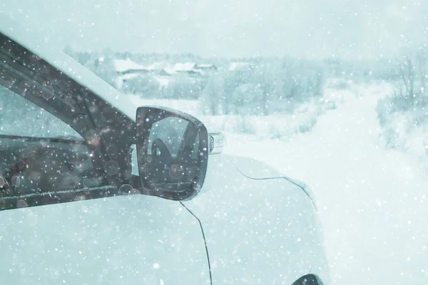 Bil i ett snöigt landskap — Stockfoto